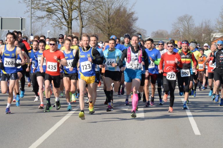 Maria Brand und Tobias Schreindl gewinnen beim Deggendorfer Halbmarathon